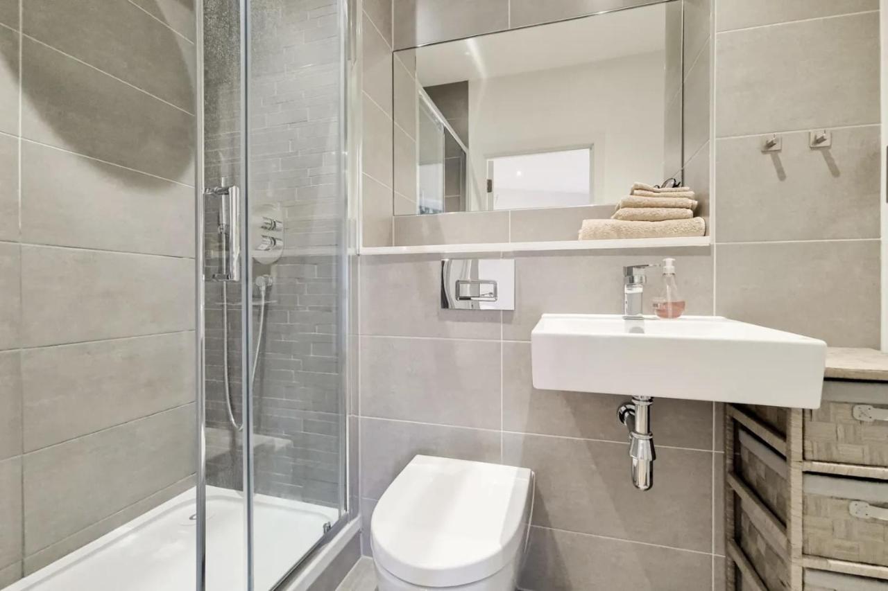 Luxury 2 Bed 2 Bath With Balcony New Build Apartment *South Central London* Dış mekan fotoğraf